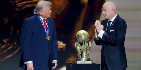 Ο Ντόναλντ Τράμπ και ο Τζίανι Ινφαντίνο με το Κύπελλο του Μουντιάλ 2026