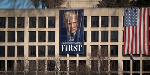 Τεράστια αφίσα με το πρόσωπο του Ντόναλντ Τραμπ