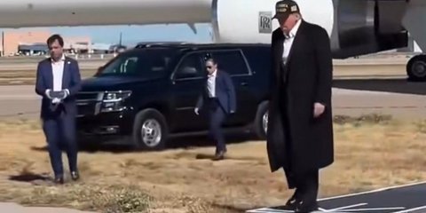 Πράκτορας των μυστικών υπηρεσιών συνοδεύει τον Τραμπ κρατώντας ένα «μυστηριώδες» μαύρο κουτί