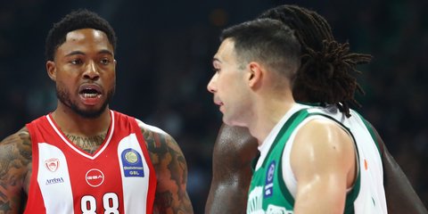 Ο Ταϊρίκ Τζόουνς συνομιλεί με τον Κώστα Σλούκα