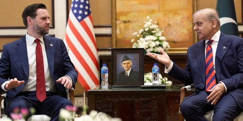 Ο αντιπρόεδρος των ΗΠΑ Τζέι Ντι Βανς με τον Πακιστανό πρωθυπουργό Σεμπάζ Σαρίφ