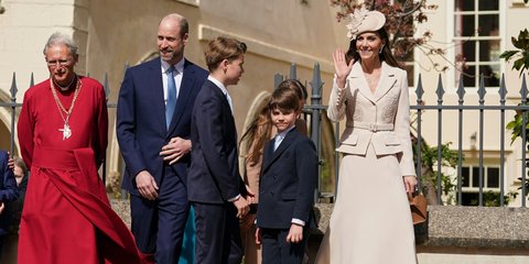 Η βασιλική οικογένεια φτάνει στην πασχαλινή λειτουργία