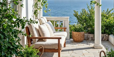 βεράντα κήπος θέα θάλασσα λευκός καναπές αναρριχητικά φυτά