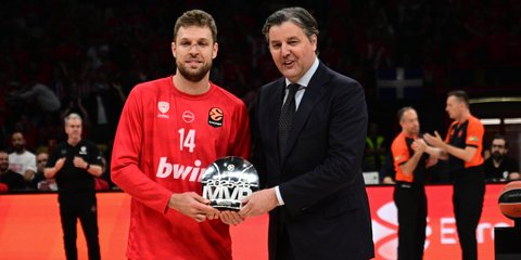 Ο Ντέγιαν Μποντίρογκα βράβευσε τον Σάσα Βεζένκοφ