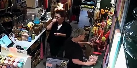 Η εργαζόμενη δεν αντιλήφθηκε αρχικά ότι τα μαλλιά της είχαν αρπάξει φωτιά