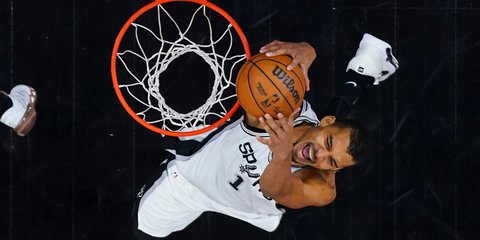 Ο Βικτόρ Γουεμπανιαμά καρφώνει σε αγώνα των Σαν Αντόνιο Σπερς