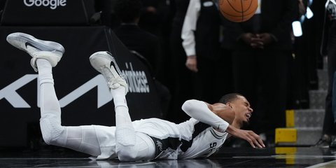 Ο Βίκτορ Γουεμπανιάμα κατά την πτώση του