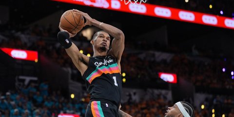 Ο Γουεμπανιάμα στον αγώνα Σπερς - Μπλέιζερς