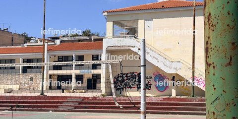 Το σημείο απ' όπου έπεσε η 13χρονη στο 7ο Γυμνάσιο Χαϊδαρίου 