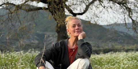 Η Ζέτα Μακρυπούλια συνδύασε την πράσινη ζακέτα της με sneakers και πέτυχε το απόλυτο γαλλικό στιλ