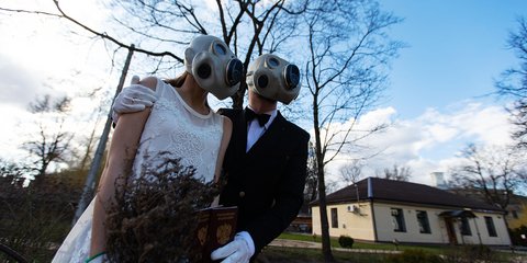 ένας γάμος σε στυλ καραντίνας επικίνδυνου ιού, ζωή σε συνθήκες τέλους του κόσμου