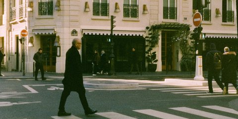 Δρόμος με άτομα που τον διασχίζουν 