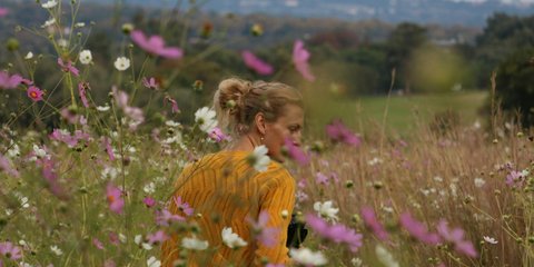 Γυναίκα με λουλούδια