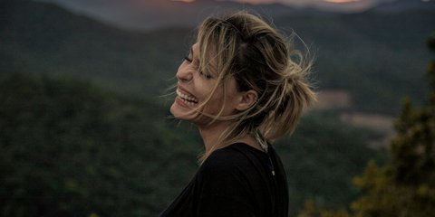 Χαρούμενη γυναίκα 