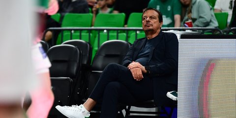 Ο Εργκίν Αταμάν στον πάγκο 