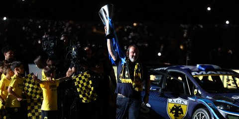 Ο Μάριος Ηλιόπουλος με το τρόπαιο του πρωταθλήμαος στη φιέστα της ΑΕΚ