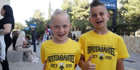 Μικροί φίλοι της ΑΕΚ στην Allwyn Arena στην υποδοχή των πρωταθλητών Ελλάδος
