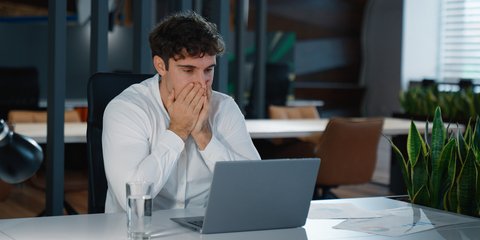 Άνθρωπος παρακολουθεί τρομαγμένος στον υπολογιστή του