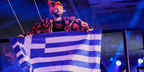 Ο Akylas στο Wiener Stadthalle κρατώντας την ελληνική σημαία 