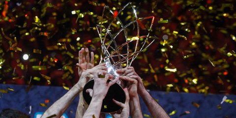 Το τρόπαιο του Basketball Champions League στα χέρια παικτών