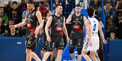 Οι παίκτες του Βίκος Ιωαννίνων πανηγυρίζουν στον τελικό απέναντι στον Παπάγου