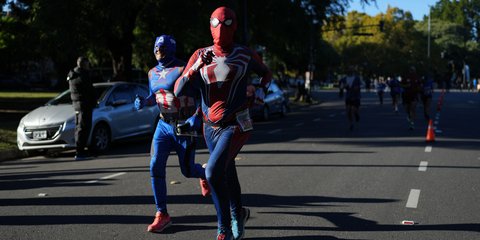 Δρομείς... υπερήρωες σε αγώνα στο Μπουένος Άιρες