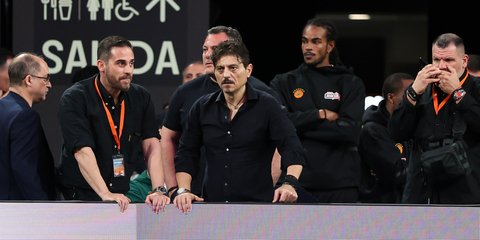 Ο Δημήτρης Γιαννακόπουλος παρακολουθεί τον αγώνα με την Βαλένθια