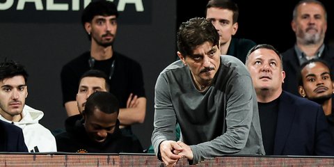 Ο Δημήτρης Γιαννακόπουλος παρακολουθεί το παιχνίδι 