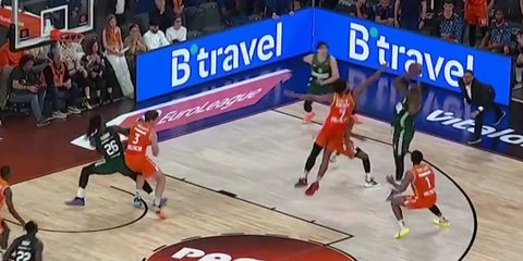 Ο Χέιζ Ντέιβις έκανε το 2-0 στη σειρά με τη Βαλένθια με buzzer beater