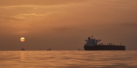 Τάνκερ στα Στενά του Ορμούζ 