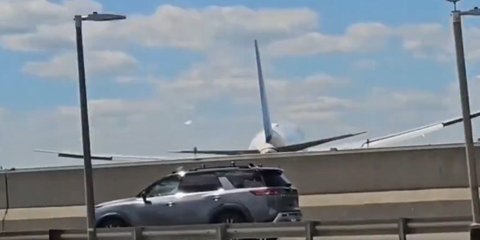 Αεροσκάφος της United Airlines χτυπά στύλο φωτισμού και φορτηγό καθώς προσεγγίζει στο αεροδρόμιο της Νούαρκ