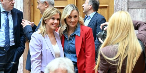 Η Ελεονώρα Μελέτη με την Ζωή Ράπτη ποζάρουν για μια φωτό στην ΚΟ της ΝΔ