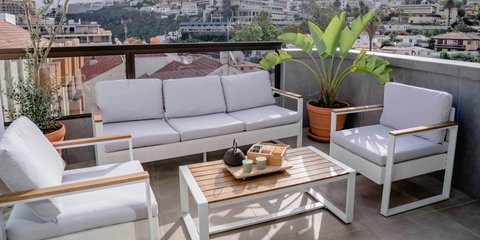 Mια μικρή βεράντα μπορεί να γίνει το πιο απολαυστικό σημείο του σπιτιού, αρκεί να αποφύγετε τα λάθη που τη μικραίνουν