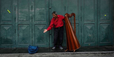 Η υπόκλιση πλανόδιου μουσικού που έπαιξε άρπα στο Περού