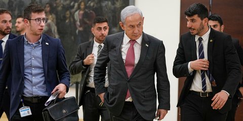 Ο Μπέντζαμιν Νετανιάχου με συνεργάτες του