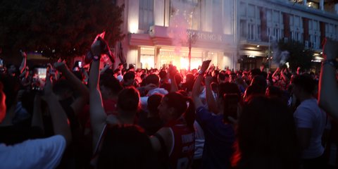 Στιγμιότυπο από τους πανηγυρισμούς φίλων του Ολυμπιακού στον Πειραιά για την πρόκριση στον τελικό της Euroleague
