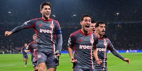 Ρέτσος, Εσε, Τσικίνιο και Μπιανκόν πανηγυρίζουν μπροστά στην εξέδρα για τη νίκη επί του Άγιαξ