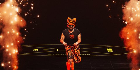 Ο Ακύλας στην πρόβα της Eurovision 2026 με πατίνι 