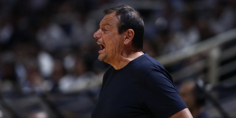 Ο Εργκίν Αταμάν την ώρα που έδινε οδηγίες στους παίκτες του στο εκτός έδρας ματς κόντρα στον ΠΑΟΚ 