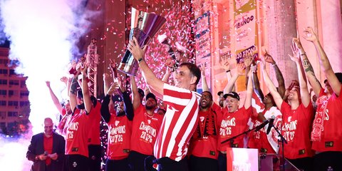 Ο Γιώργος Μπαρτζώκας με την κούπα της Euroleague 