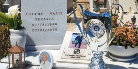 Ο τάφος του Ευγένιου Γκέραρντ με το τρόπαιο του Κυπέλλου Ελλάδος