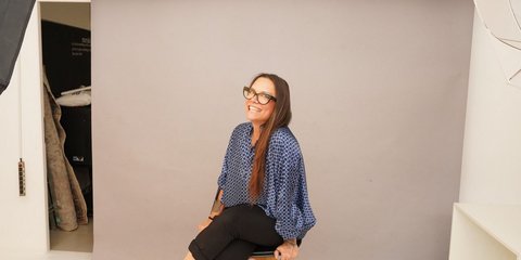 Η Ρεβέκκα Γιαννοπούλου με μπλε πουκάμισο σε λευκό φόντο