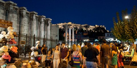 Τουρίστες στο ιστορικό κέντρο της Αθήνας / Φωτογραφία: 123RF