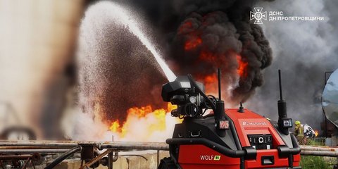 Μέλη των ομάδων έκτακτης ανάγκης της Ουκρανίας προσπαθούν να σβήσουν μια πυρκαγιά που ξέσπασε μετά από επίθεση ρωσικού drone