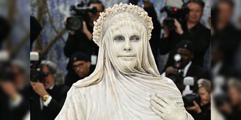 Η μεταμόρφωση της Χάιντι Κλουμ ως ζωντανό γλυπτό