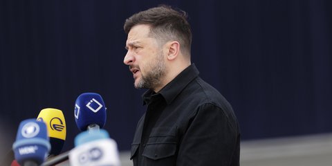 Ο Ζελένσκι αποστόμωσε Ρώσο δημοσιογράφο όταν τον ρώτησε αν θα πάει για διαπραγματεύσεις στη Μόσχα -«Μόνο πάνω σε πύραυλο» [βίντεο]