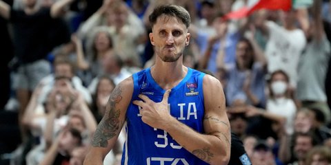Ο Ακίλε Πολονάρα με την φανέλα της εθνικής Ιταλίας στο Eurobasket του 2022
