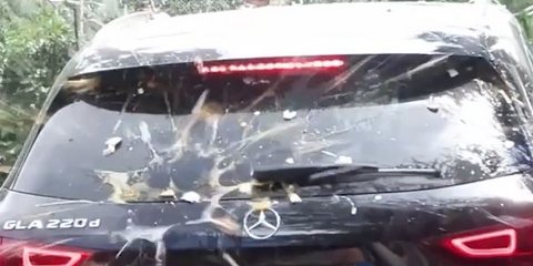 Διαδηλωτές πέταξαν αυγά κατά βουλευτικών οχημάτων στα Τίρανα
