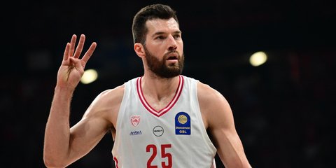Ο Άλεκ Πίτερς με την φανέλα του Ολυμπιακού