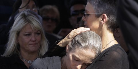 Η Τζέιμι Λι Κέρτις, δεξιά, αγκαλιάζει την αδερφή της, Κέλι, στην κηδείας του πατέρα τους, Τόνι Κέρτις,  4 Οκτωβρίου 2010, Λας Βέγκας (AP Photo/Julie Jacobson)